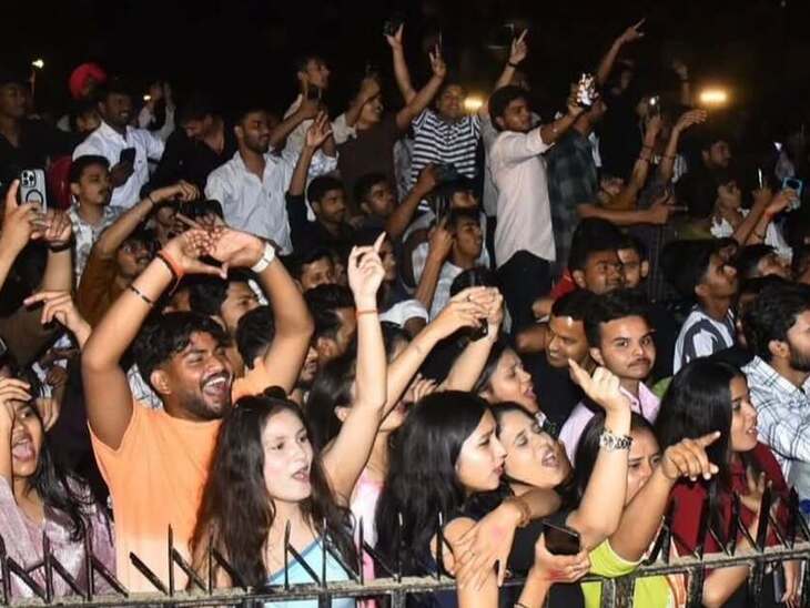 बरेली शो में सुनंदा शर्मा को सुनने के लिए उमड़े युवा।