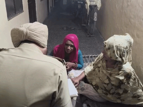 मृतक की पत्नी के बयान दर्ज करती पुलिस।