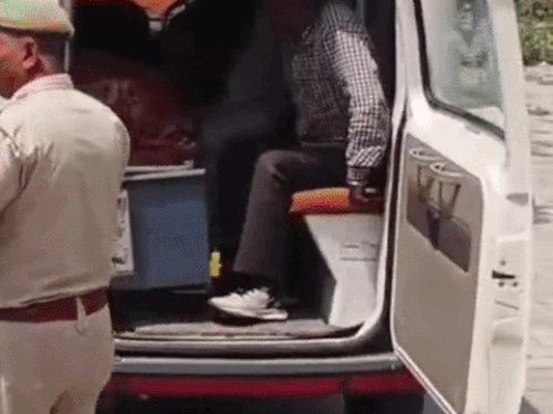 कैथल सिविल अस्पताल में शव लेकर पहुंची पुलिस।