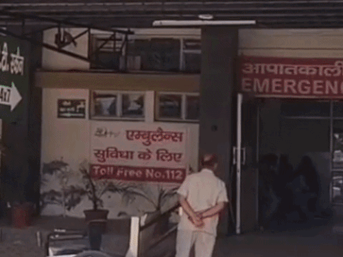 आरोपी गोवर्धन की बॉडी को पोस्टमार्टम के लिए सिविल अस्पताल की मॉर्च्युरी में लाया गया।