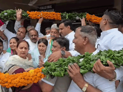 प्रदेश उपाध्यक्ष नीलम बाल्यान कांग्रेसी नेताओं के सामने एक कार्यकर्ता को धक्का देकर बाहर निकालती हुई। - Dainik Bhaskar