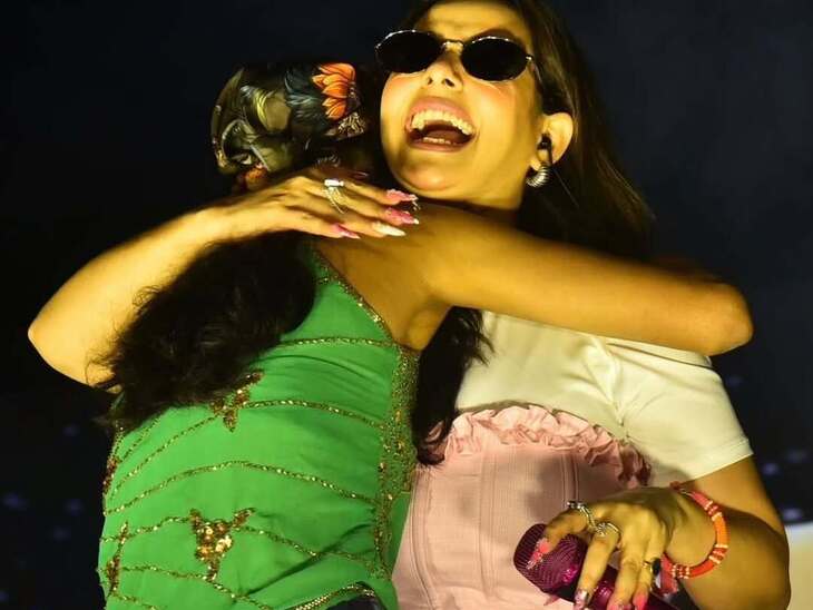 बरेली शो में अपनी एक फैन के साथ गले मिलतीं सुनंदा शर्मा।