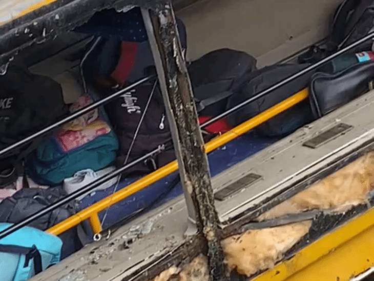 बस में बच्चों के बैग और किताबें बिखरी नजर आईं।