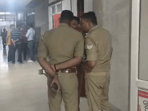 पुलिस ने किशोरी को नजदीकी अस्पताल में भर्ती कराया है।
