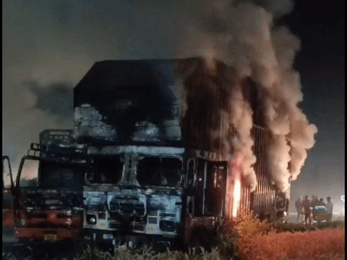 Fire Rickshaw Amroha Truck Fire | E-Rickshaw Container Blaze VIDEO