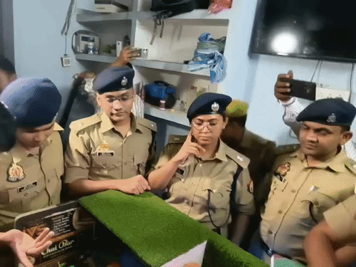 तस्वीर 3 अप्रैल की है। सेक्स रैकेट की शिकायत पर पुलिस ने एक साथ कई होटलों में दबिश दी थी।