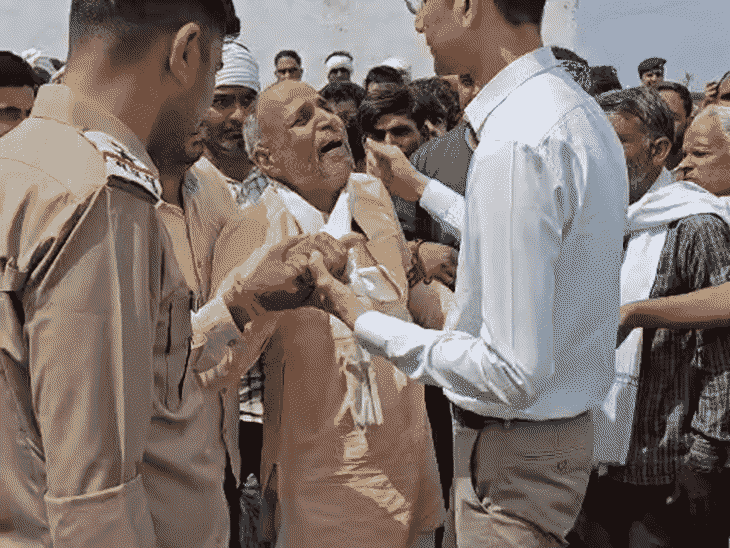 कलेक्टर लोकेश कुमार जांगिड़, एसपी समीर सौरभ और डीएफओ हरिश्चंद्र बघेल हरकेश के गांव पहुंचे। यहां उनके पिता कलेक्टर से लिपटकर रो पड़े।