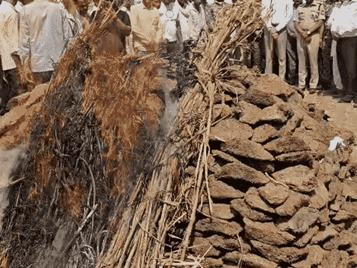जनकपुर गांव में परिजन और रिश्तेदारों ने वन रक्षक हरकेश गुर्जर का अंतिम संस्कार किया।