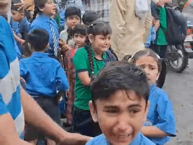 आसपास के लोगों ने बच्चों को शांत कराने की कोशिश की, तो वे और तेज रोने लगे। काफी देर बाद किसी तरह बच्चों को चुप कराया गया।
