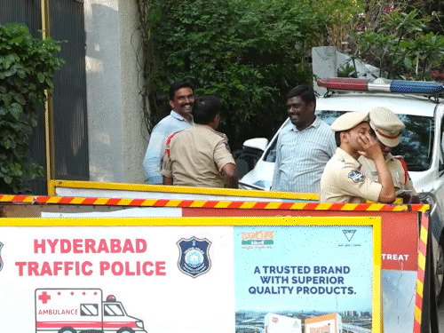 हैदराबाद में पवन खेड़ा जहां रुके हैं उस घर के बाहर पुलिस तैनात है।