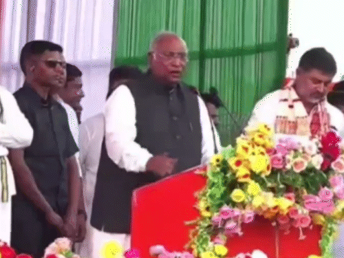 मल्लिकार्जुन खड़गे ने 7 अप्रैल को असम में भाजपा और आरएसएस को लेकर विवादित बयान दिया था। - Dainik Bhaskar