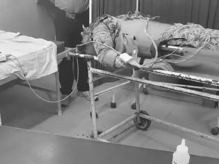 वन रक्षक हरकेश गुर्जर के शव को जिला अस्पताल में पोस्टमॉर्टम के लिए भेजा गया।