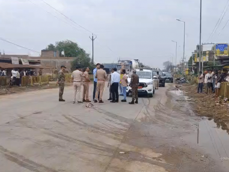 कलेक्टर लोकेश कुमार जांगिड़, एसपी समीर सौरभ और डीएफओ हरिश्चंद्र बघेल ने मौके का मुआयना किया।