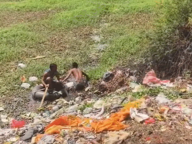 तालाब में करीब 5 घंटे तक गोताखोरों ने तलाश की।