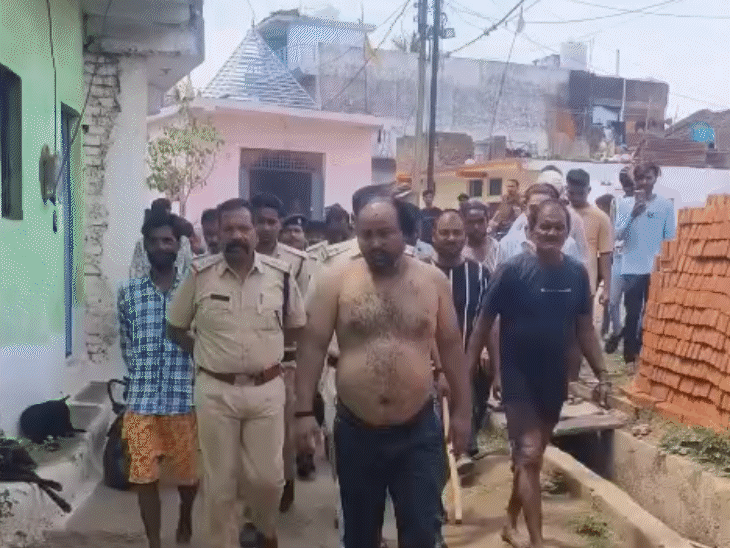 आरोपी को आरपीएफ के हवाले कर दिया गया।