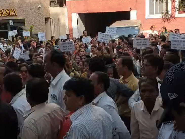 शिक्षकों ने बुधवारक को लोक शिक्षण संचालनालय (DPI) मुख्यालय का घेराव किया।