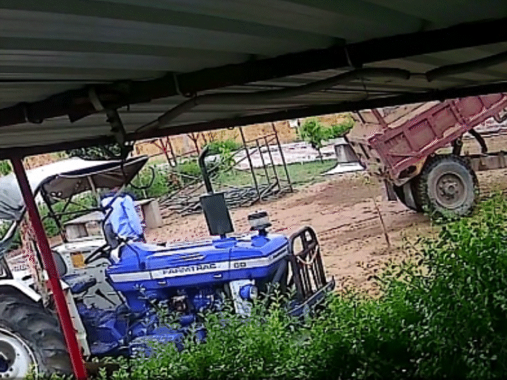 विनोद ने पेट्रोल पंप पर रेत खाली की।