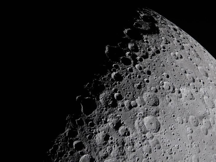 'टर्मिनेटर' लाइन पर पड़ती सूरज की तिरछी रोशनी से चांद की ऊबड़-खाबड़ सतह और गहरे गड्ढे बेहद साफ नजर आ रहे हैं।