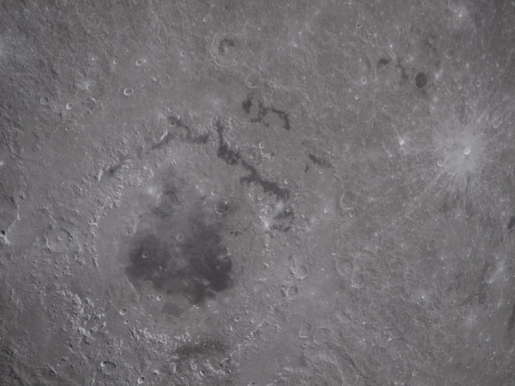 चंद्रमा के सबसे नए और सुरक्षित बड़े गड्ढों में से एक 'ओरिएंटल बेसिन' की तस्वीर। मिशन के दौरान चालक दल ने इसे पहले ही शिफ्ट में कैद कर लिया था।