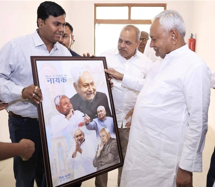 अपनी तस्वीरों को देखते मुख्यमंत्री नीतीश कुमार।
