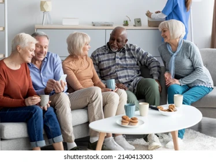 फिश एंड चैट सेशन में बुजुर्ग। - Dainik Bhaskar