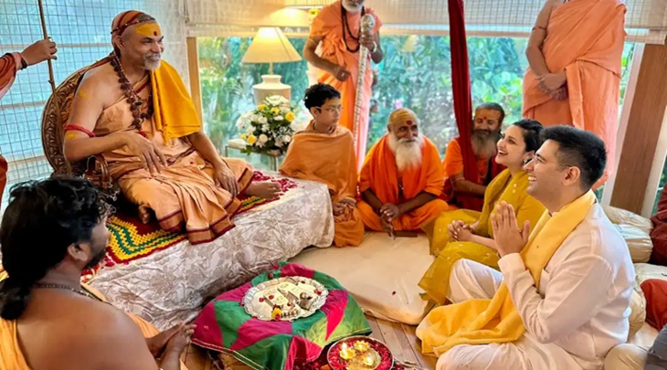 राघव चड्ढा और परिणीति चोपड़ा की शादी के बाद शंकराचार्य स्वामी अविमुक्तेश्वरानंद जी महाराज उनके घर पहुंचे थे। - फाइल फोटो