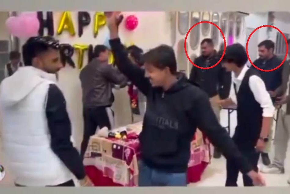 लाल घेरे में सस्पेंड किए गए सिपाही दीपक चौधरी और धर्मेंद्र सिंह हैं, जो सेक्स रैकेट के आरोपी रोहित वर्मा के बर्थडे में जश्न मना रहे।