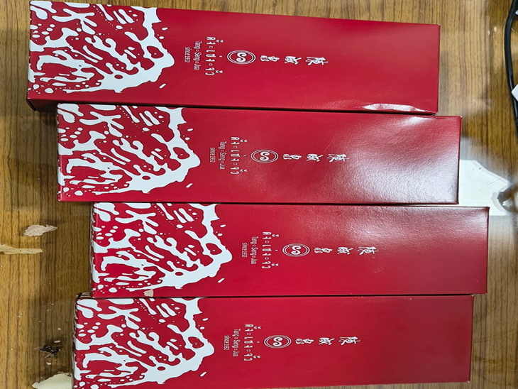 गांजा इन चार अलग-अलग खाद्य और मिठाई के डिब्बों में छिपाकर लाया था।