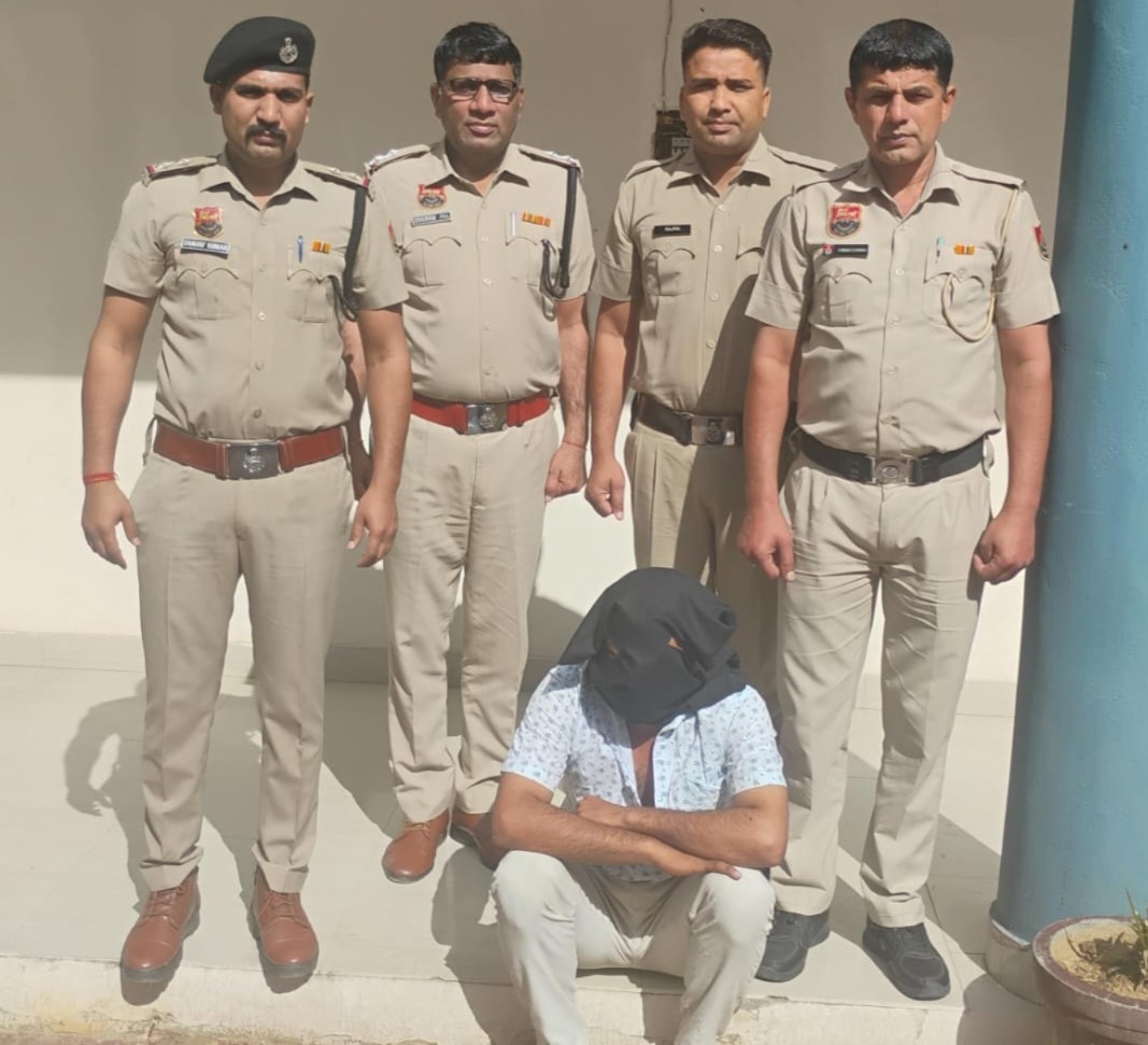 पुलिस की गिरफ्त में आरोपी।