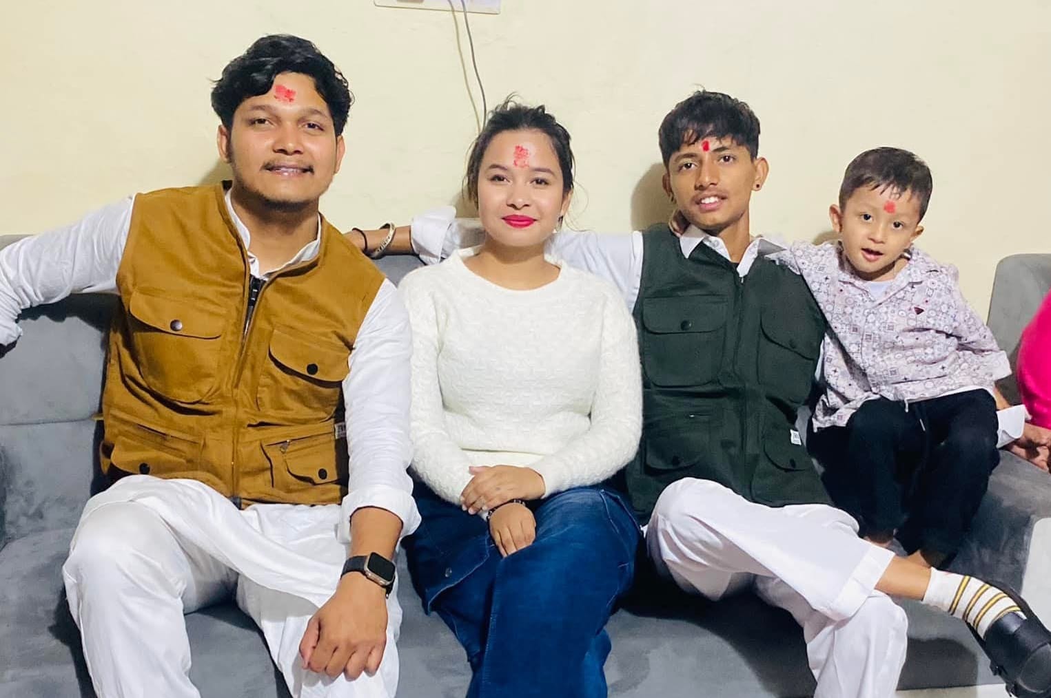 स्वरा वर्मा अपने परिवार के साथ