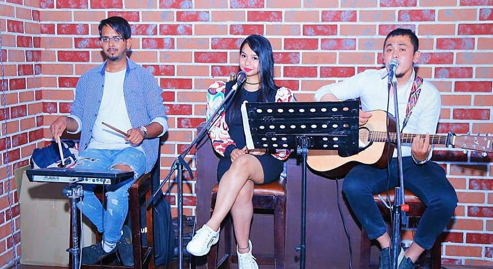 स्वरा वर्मा क्लब में जाकर गाना गाती थी