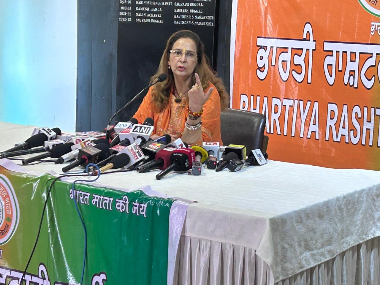 चंडीगढ़ में आयोजित प्रेसवार्ता में नवजोत कौर सिद्धू।