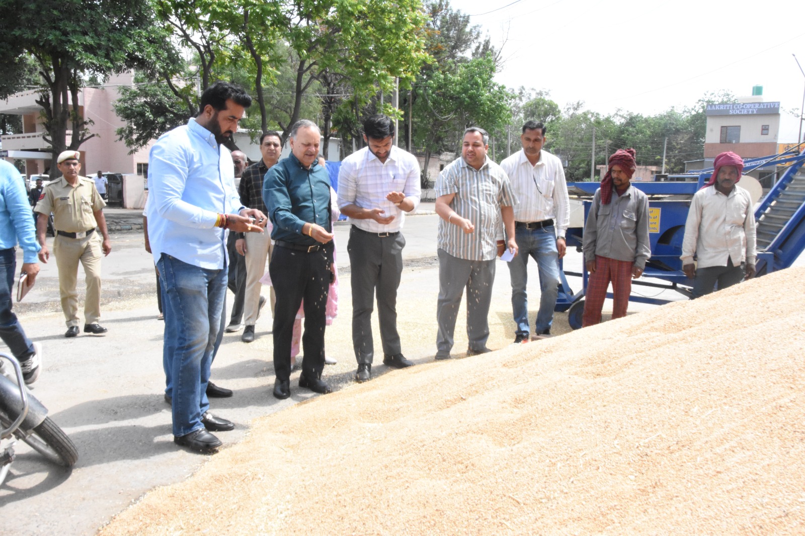 पंचकूला में निरीक्षण करते हुए डीसी सतपाल शर्मा।