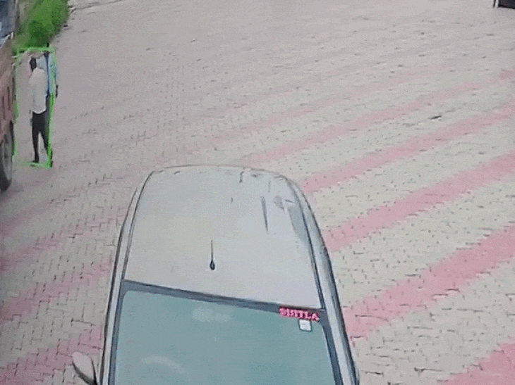 विनोद कोरी ने पेट्रोल पंप कर्मचारी से पैसे लिए। गिनकर जेब में रखे।