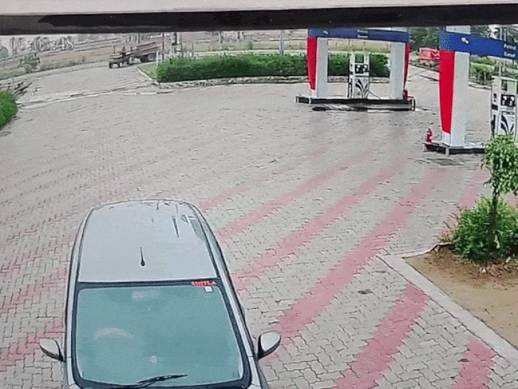 पेट्रोल पंप परिसर में घुसते वक्त ट्रैक्टर-ट्रॉली पलटते-पलटते बची।