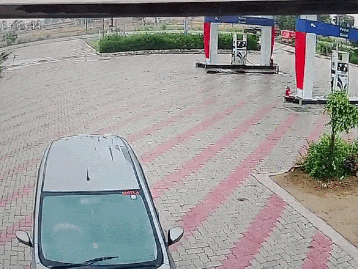 वन रक्षक को कुचलने के बाद विनोद कोरी ट्रैक्टर-ट्रॉली लेकर पेट्रोल पंप पर पहुंचा।