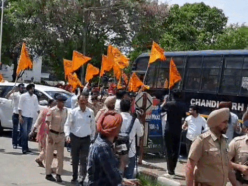 सीएम हाउस का घेराव करने पहुंचे सोई कार्यकर्ता।