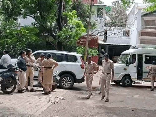 चंडीगढ़ में सीएम आवास के बाहर पहुंचे पुलिसकर्मी।