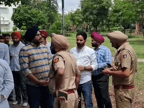 सोई नेताओं से पुलिस करती पुलिस।