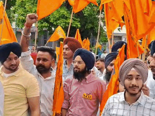 प्रदर्शन करते सोई के नेता और कार्यकर्ता।