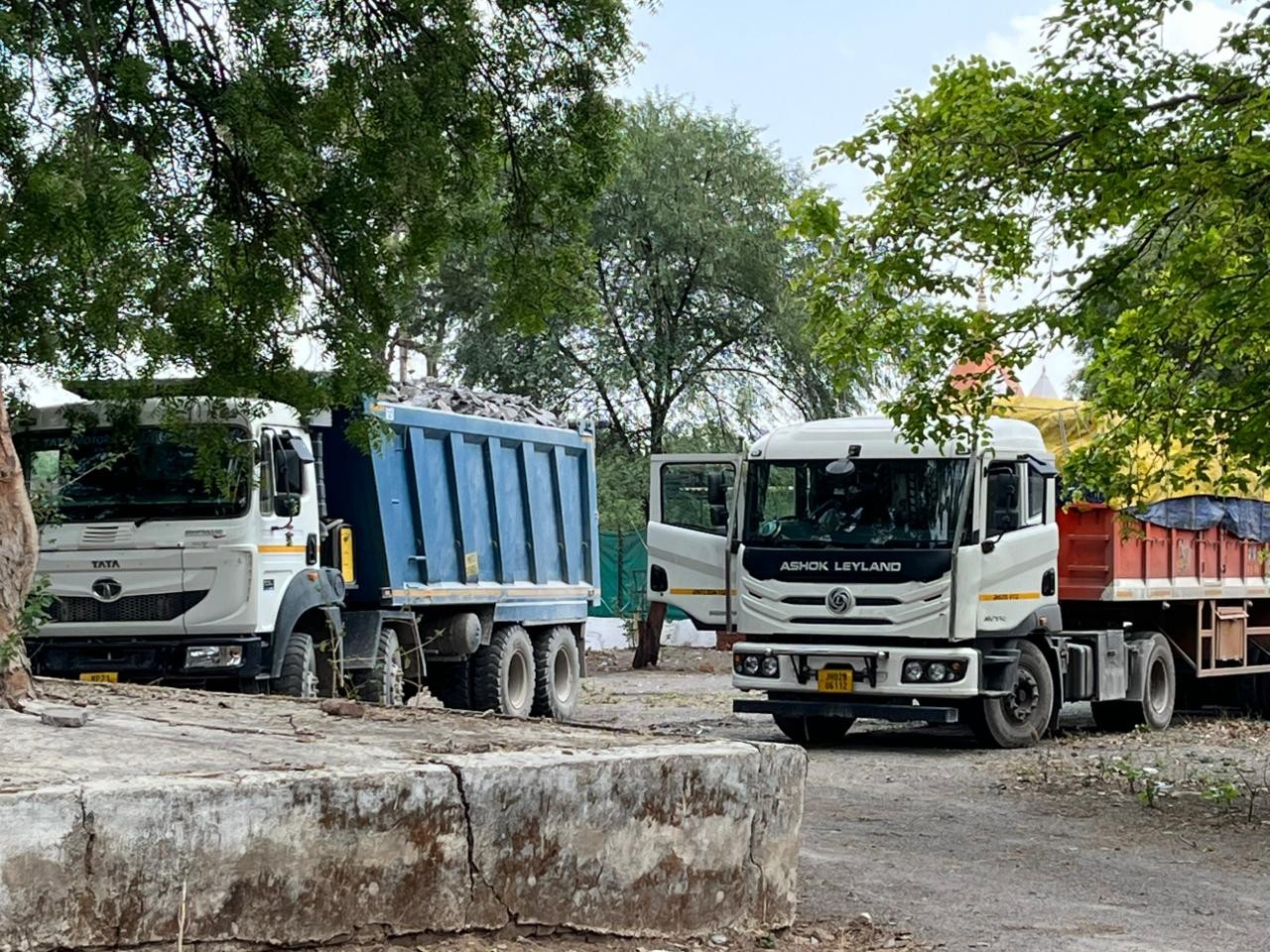Katni RTO Cracks Down on Overloaded Vehicles, Seizes 5 High-ways & 2 Buses