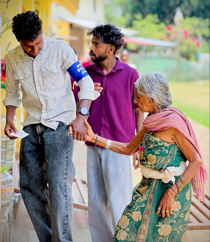 एक बुजुर्ग महिला भी वोट डालने आई। इस दौरान पोलिंग स्टेशन पर मौजूद कर्मी ने उनकी मदद की।