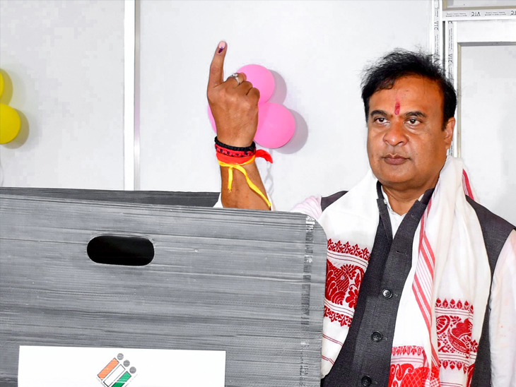 असम के सीएम हिमंता बिस्वा सरमा वोटिंग करने के बाद उंगली में लगी स्याही दिखाते हुए।