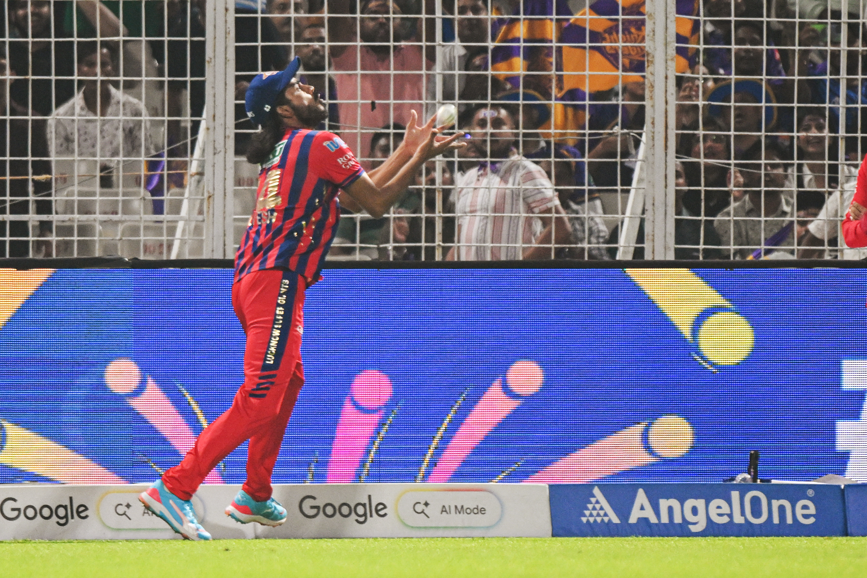 दिग्वेश सिंह राठी ने फिन एलन का कैच लपका।