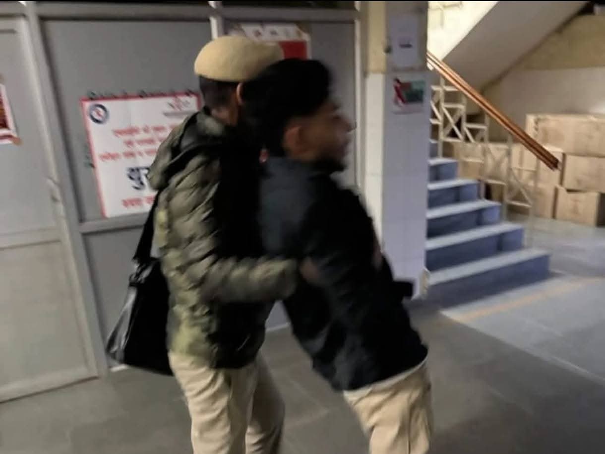 घायलों को अस्पताल ले जाती पुलिस।