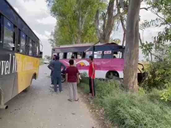 पेड़ से टकाराई बस और मौके पर मौजूद लोग।