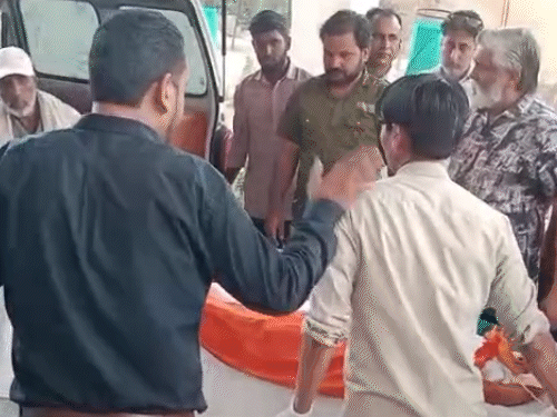 एम्बुलेंस में अपने दादा चंपालाल भाटी की पार्थिव देह लेकर पोता अभिषेक भाटी चूरू मेडिकल कॉलेज में पहुंचा।