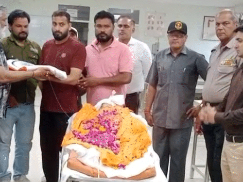 चूरू मेडिकल कॉलेज में चंपालाल भाटी की पार्थिव देह को तिरंगे में लपेटकर लाया गया। अंतिम सम्मान के रूप में तिरंगा परिजनों को ससम्माान सौंपा गया।