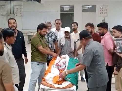 पूर्व सैनिक होने के नाते चंपालाल भाटी की पार्थिव देह को तिरंगे में लपेटकर लाया गया।