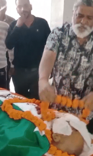 चूरू मेडिकल कॉलेज में प्रिंसिपल एमएल पुकार समेत स्टाफ ने पार्थिव देह पर माला चढ़ाई।